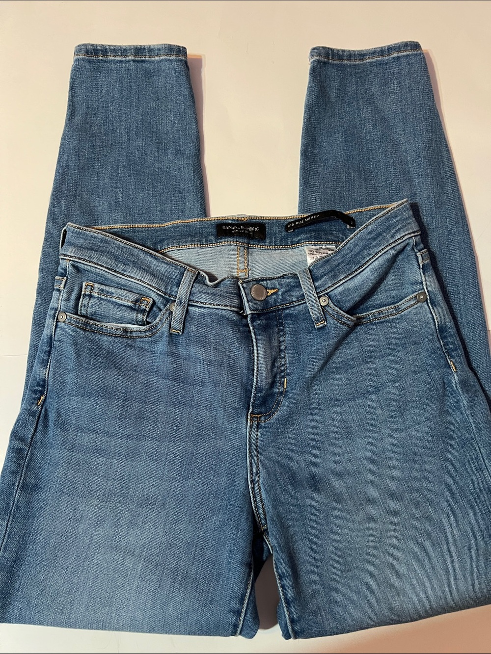 Banana Republic Women’s Mid Rise Skinny Jeans in classic medium Blue
Size 26
